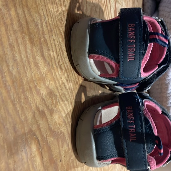 Barely used sandals for girls - Picture 3 of 3